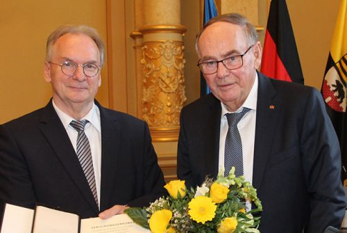 Ministerpräsident Dr. Reiner Haseloff überreicht Orden an Minister a.D. Dr. Karl-Heinz Daehre