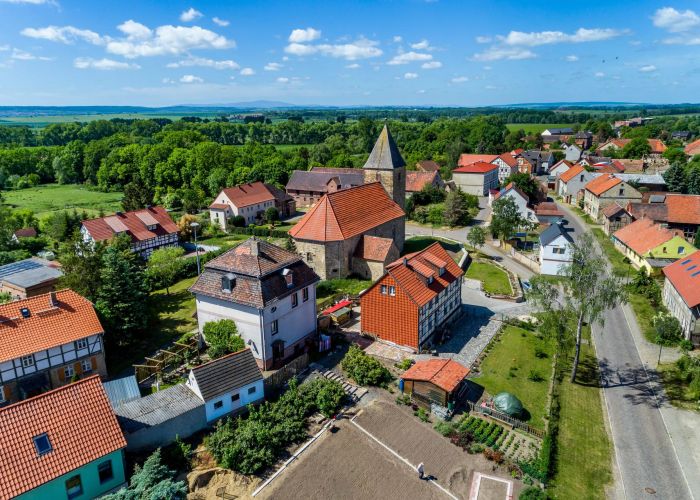 Luftaufnahme Gunsleben - Dorfkirche - Gemeinde Am Großen Bruch